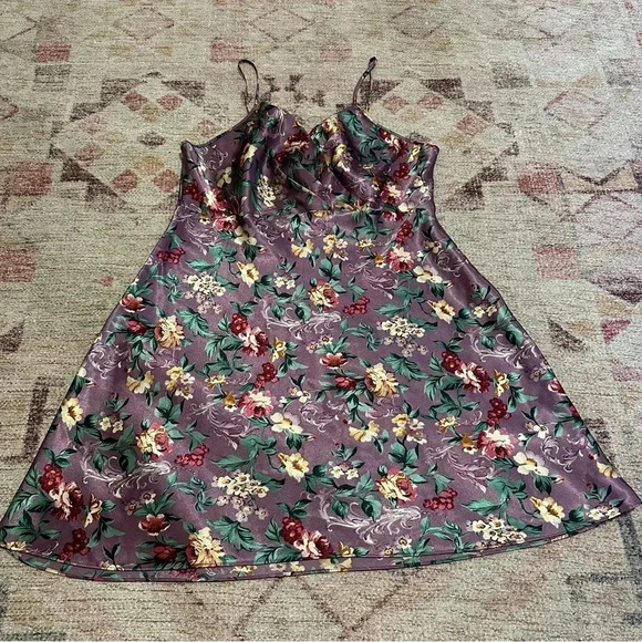 Vintage 90’s purple floral slip dress with a gorgeous floral pattern - Picture 3 of 12